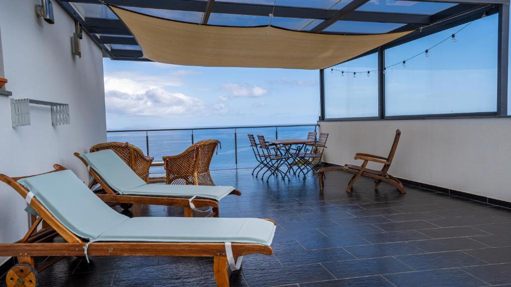 Covered ocean-view terrace at The Goat's Place